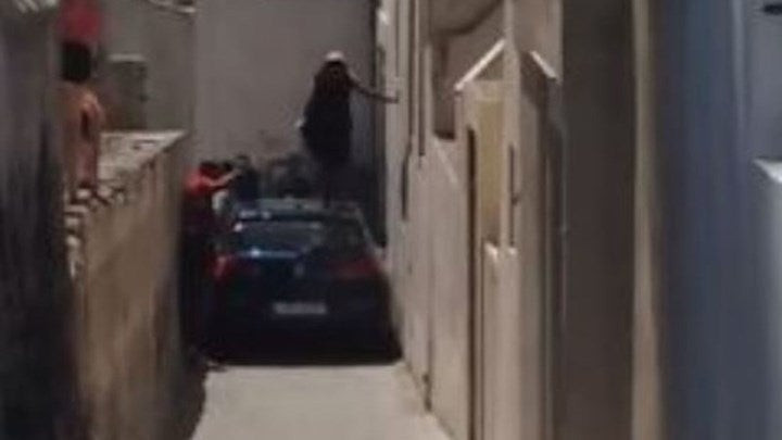 Oδηγός στη Σαντορίνη αγνόησε το απαγορευτικό σήμα – Δείτε τι έπαθε